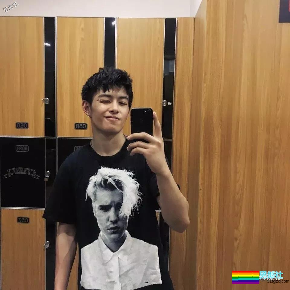 干净帅气还有小腹肌的少年，是多少人的理想型？ - 51虹马