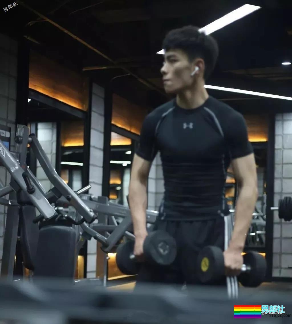 干净帅气还有小腹肌的少年，是多少人的理想型？ - 51虹马