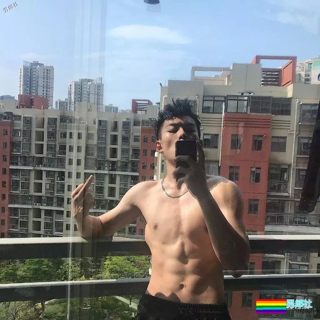 干净帅气还有小腹肌的少年，是多少人的理想型？ - 51虹马