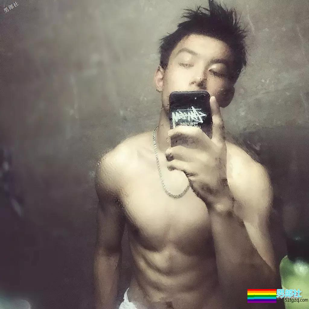 干净帅气还有小腹肌的少年，是多少人的理想型？ - 51虹马