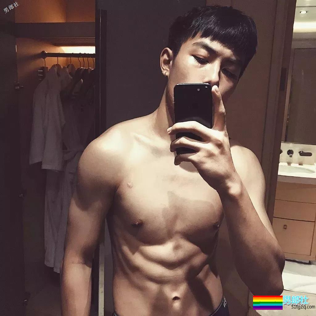 干净帅气还有小腹肌的少年，是多少人的理想型？ - 51虹马