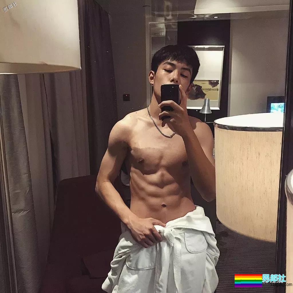 干净帅气还有小腹肌的少年,是多少人的理想型? - 51虹马 干净帅气还有小腹肌的少年,是多少人的理想型? - 51虹马