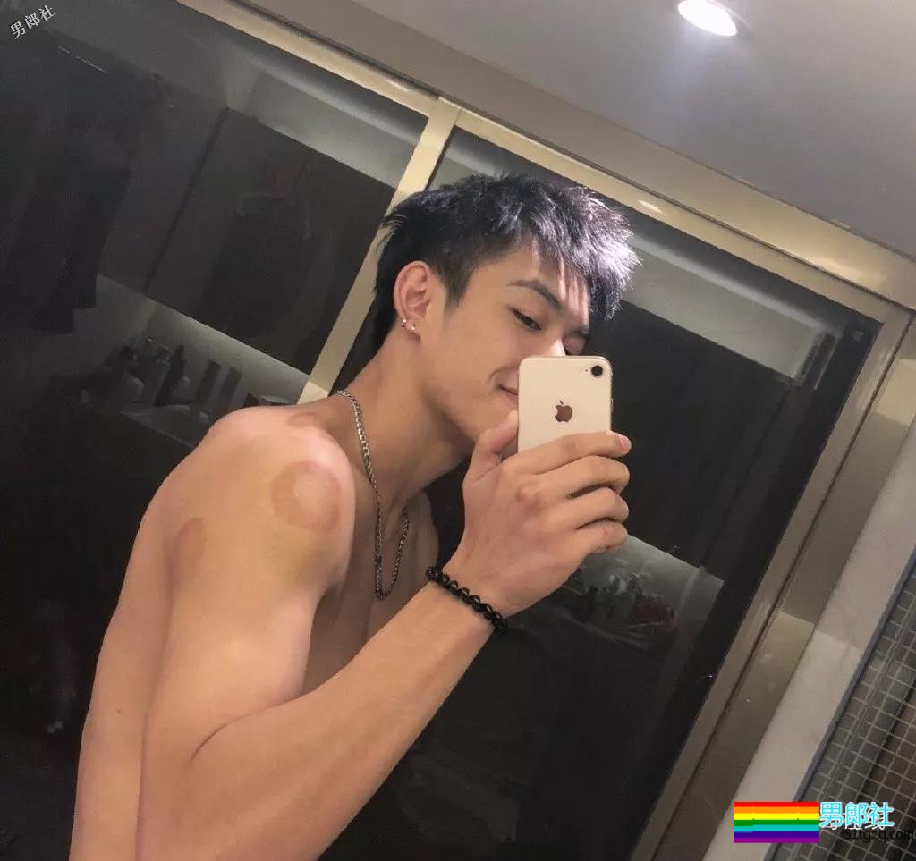 干净帅气还有小腹肌的少年，是多少人的理想型？ - 51虹马