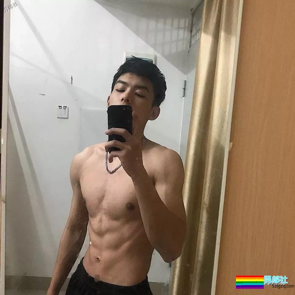 干净帅气还有小腹肌的少年，是多少人的理想型？ - 51虹马