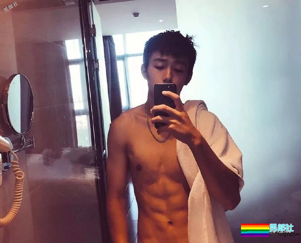 干净帅气还有小腹肌的少年，是多少人的理想型？ - 51虹马