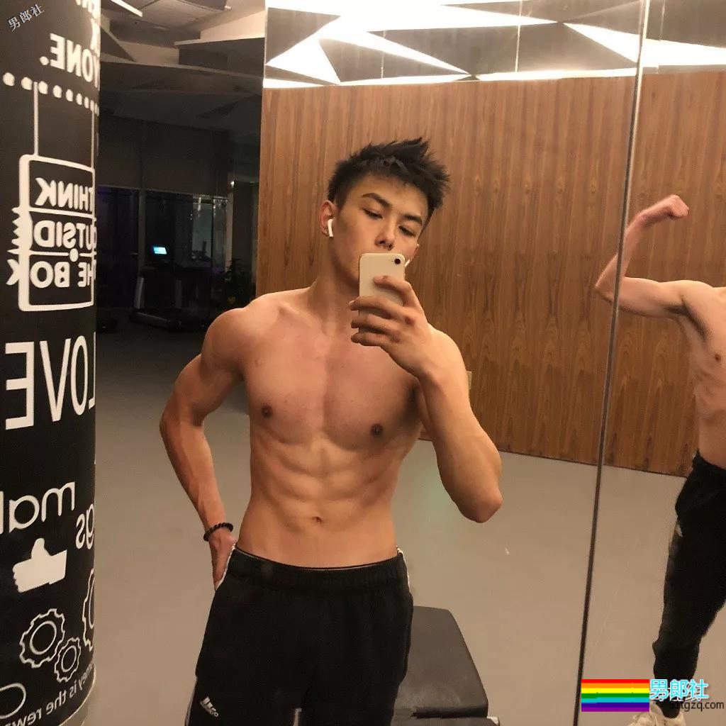 干净帅气还有小腹肌的少年,是多少人的理想型? - 51虹马 干净帅气还有小腹肌的少年,是多少人的理想型? - 51虹马