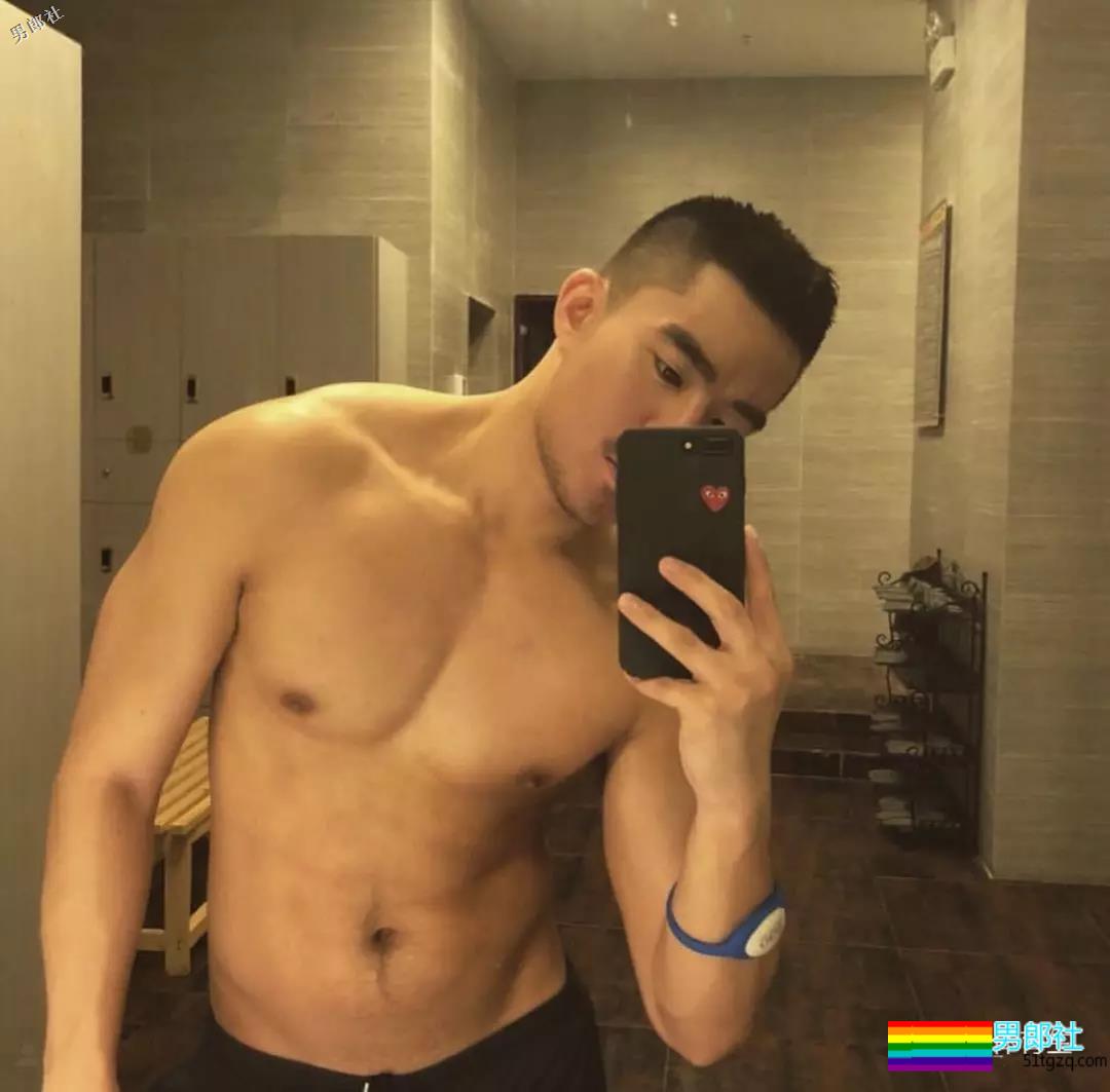 广东肌肉帅哥，只穿内内在购物车里拍照，太。。-51虹马