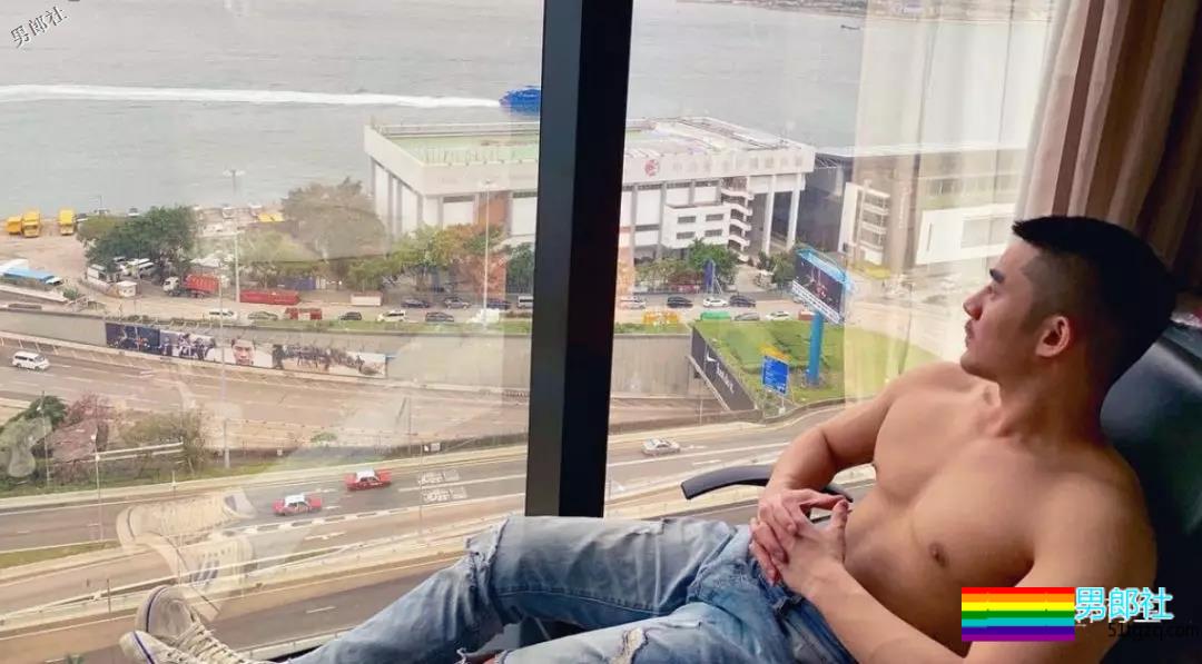 广东肌肉帅哥，只穿内内在购物车里拍照，太。。 - 51虹马