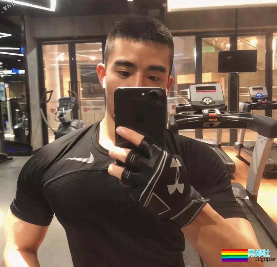 广东肌肉帅哥，只穿内内在购物车里拍照，太。。 - 51虹马
