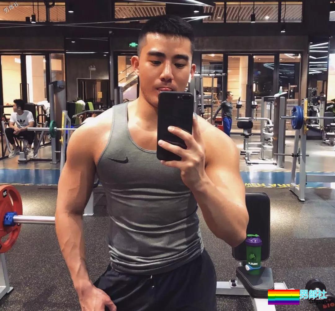 广东肌肉帅哥，只穿内内在购物车里拍照，太。。 - 51虹马