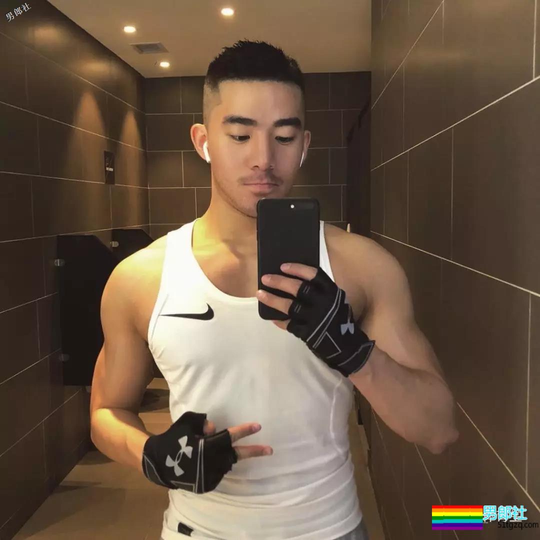 广东肌肉帅哥，只穿内内在购物车里拍照，太。。 - 51虹马