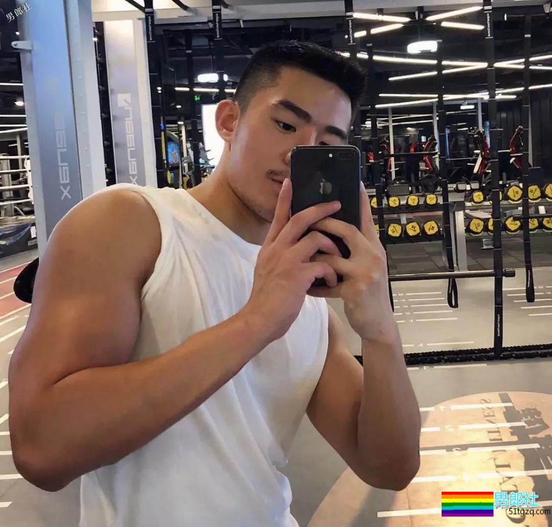 广东肌肉帅哥，只穿内内在购物车里拍照，太。。 - 51虹马