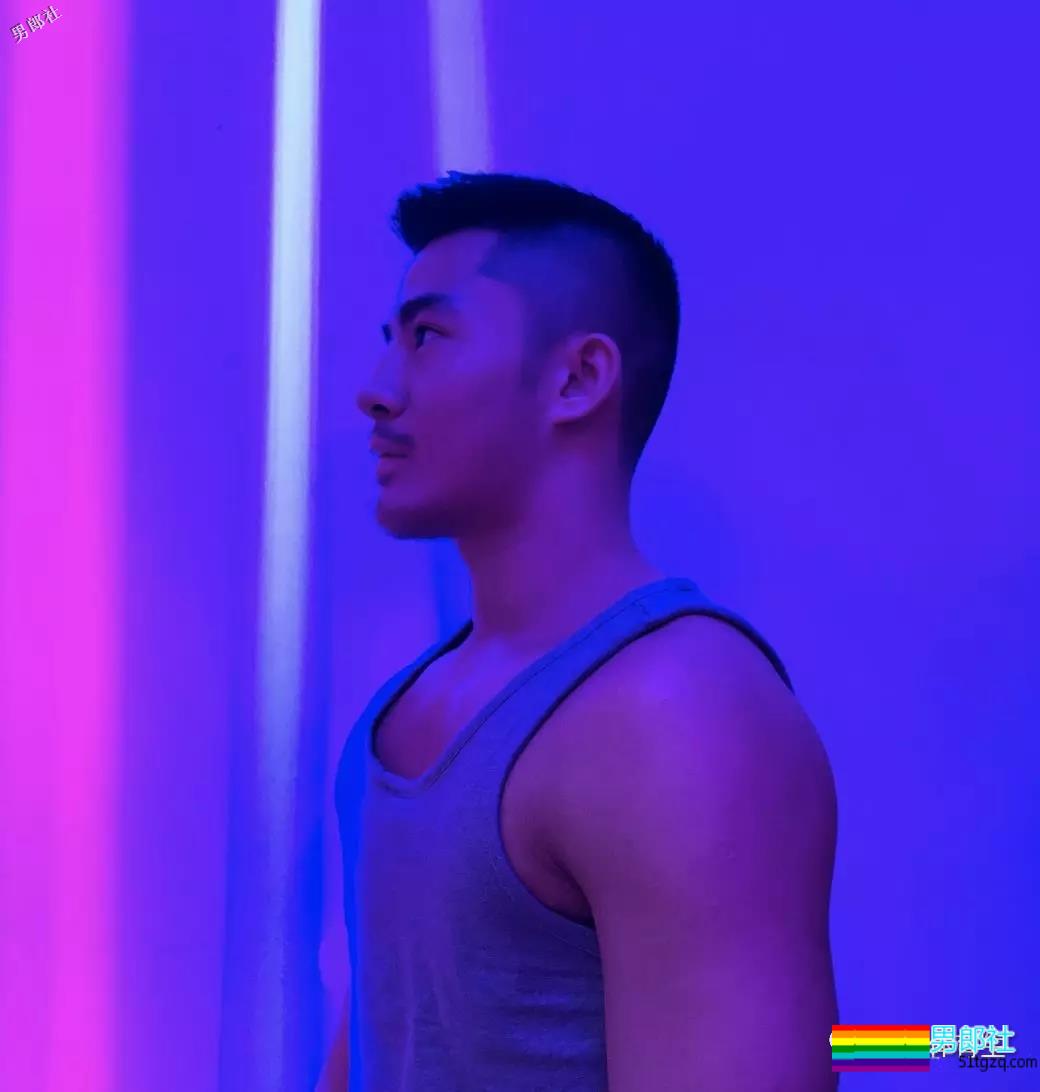 广东肌肉帅哥，只穿内内在购物车里拍照，太。。 - 51虹马