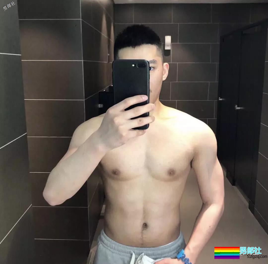 广东肌肉帅哥，只穿内内在购物车里拍照，太。。 - 51虹马