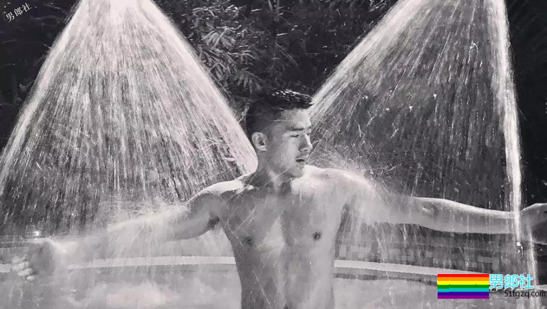 广东肌肉帅哥，只穿内内在购物车里拍照，太。。 - 51虹马