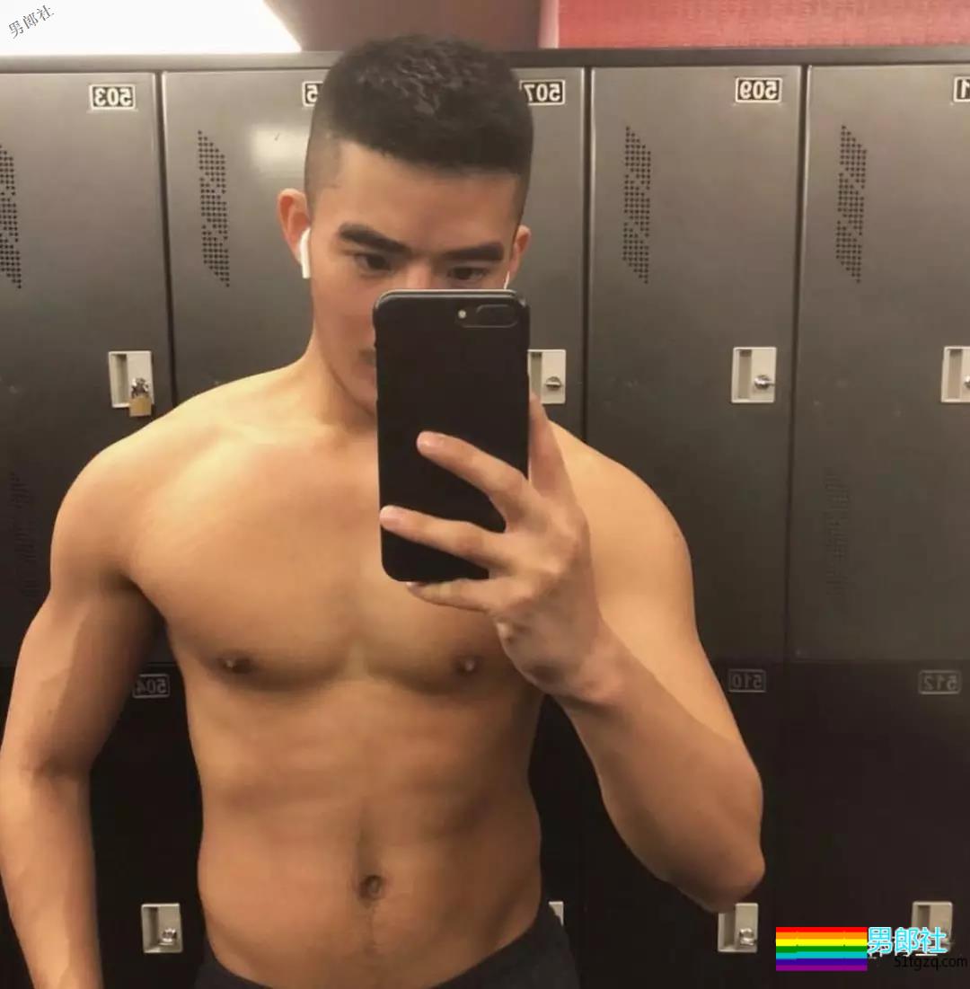 广东肌肉帅哥，只穿内内在购物车里拍照，太。。 - 51虹马