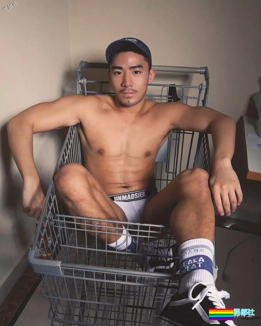 广东肌肉帅哥，只穿内内在购物车里拍照，太。。 - 51虹马