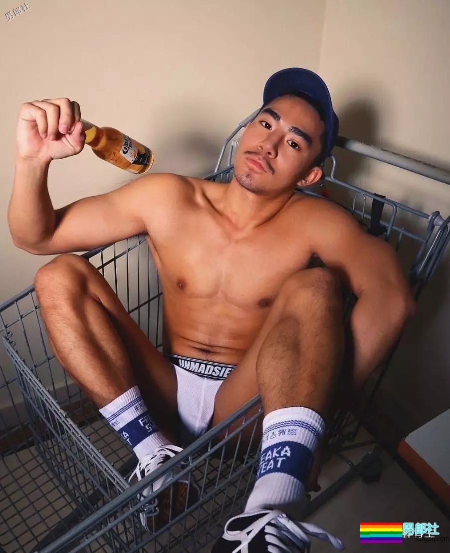 广东肌肉帅哥，只穿内内在购物车里拍照，太。。 - 51虹马