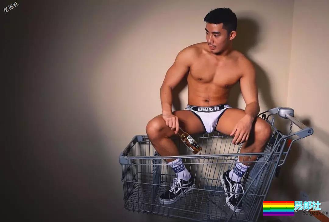 广东肌肉帅哥，只穿内内在购物车里拍照，太。。 - 51虹马