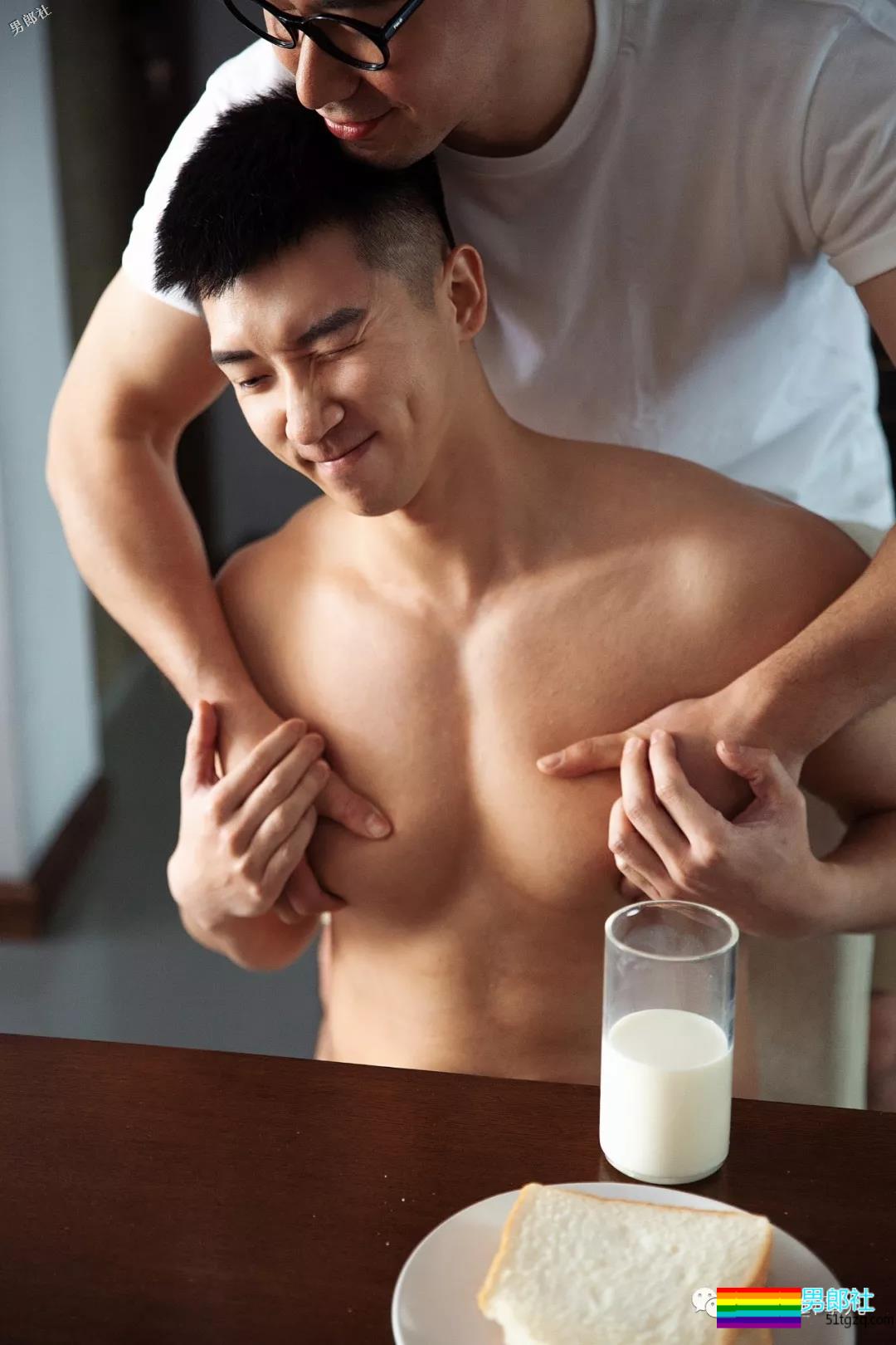一对同志情侣在家可以多甜蜜？这组写真告诉你 - 51虹马
