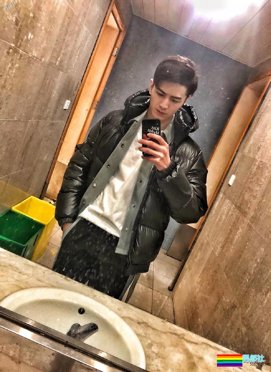 185优质天菜小狼狗，长腿巧克力腹肌帅到出圈！ - 51虹马