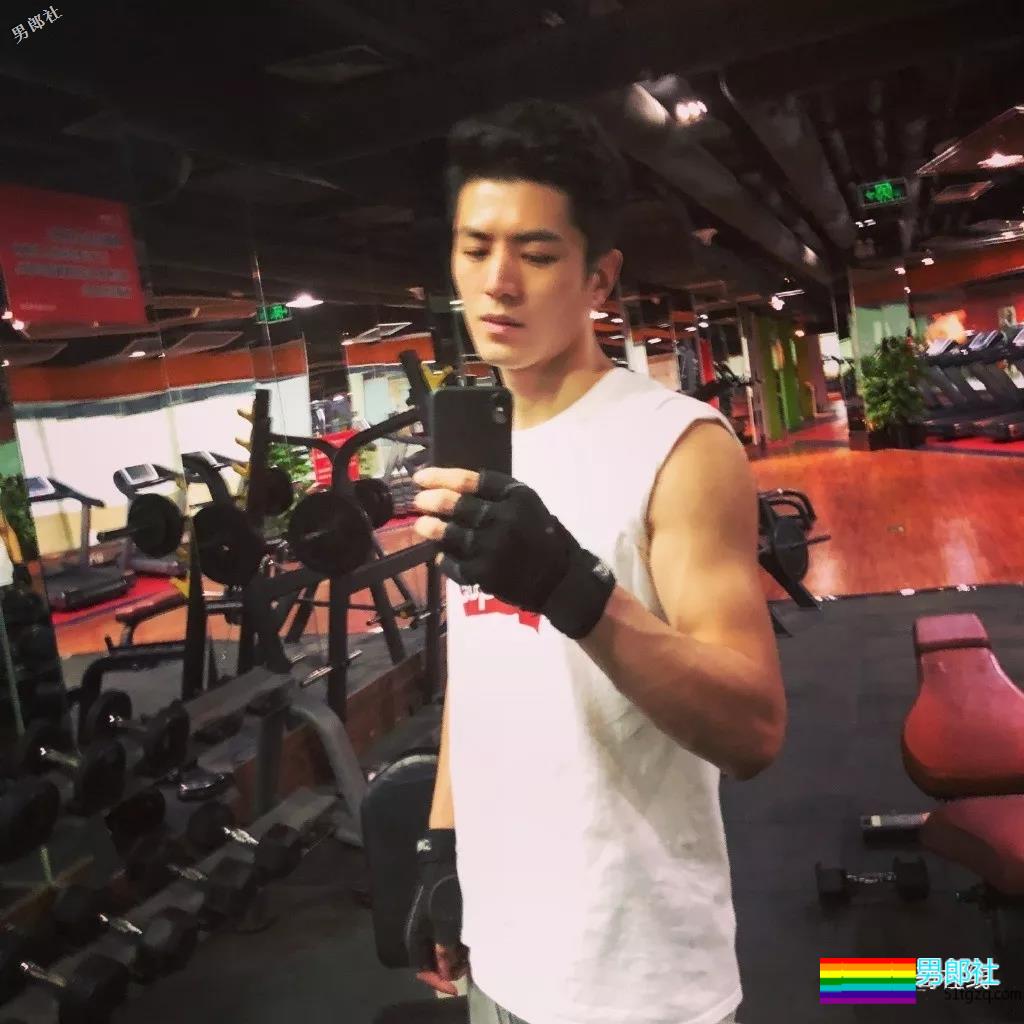 185优质天菜小狼狗，长腿巧克力腹肌帅到出圈！ - 51虹马