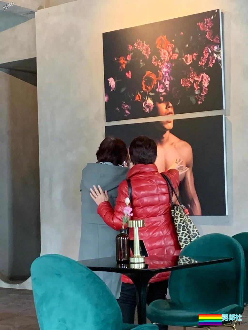 直男肌肉男模被阿姨袭胸！西南大学混血帅哥写真爆火！ - 51虹马