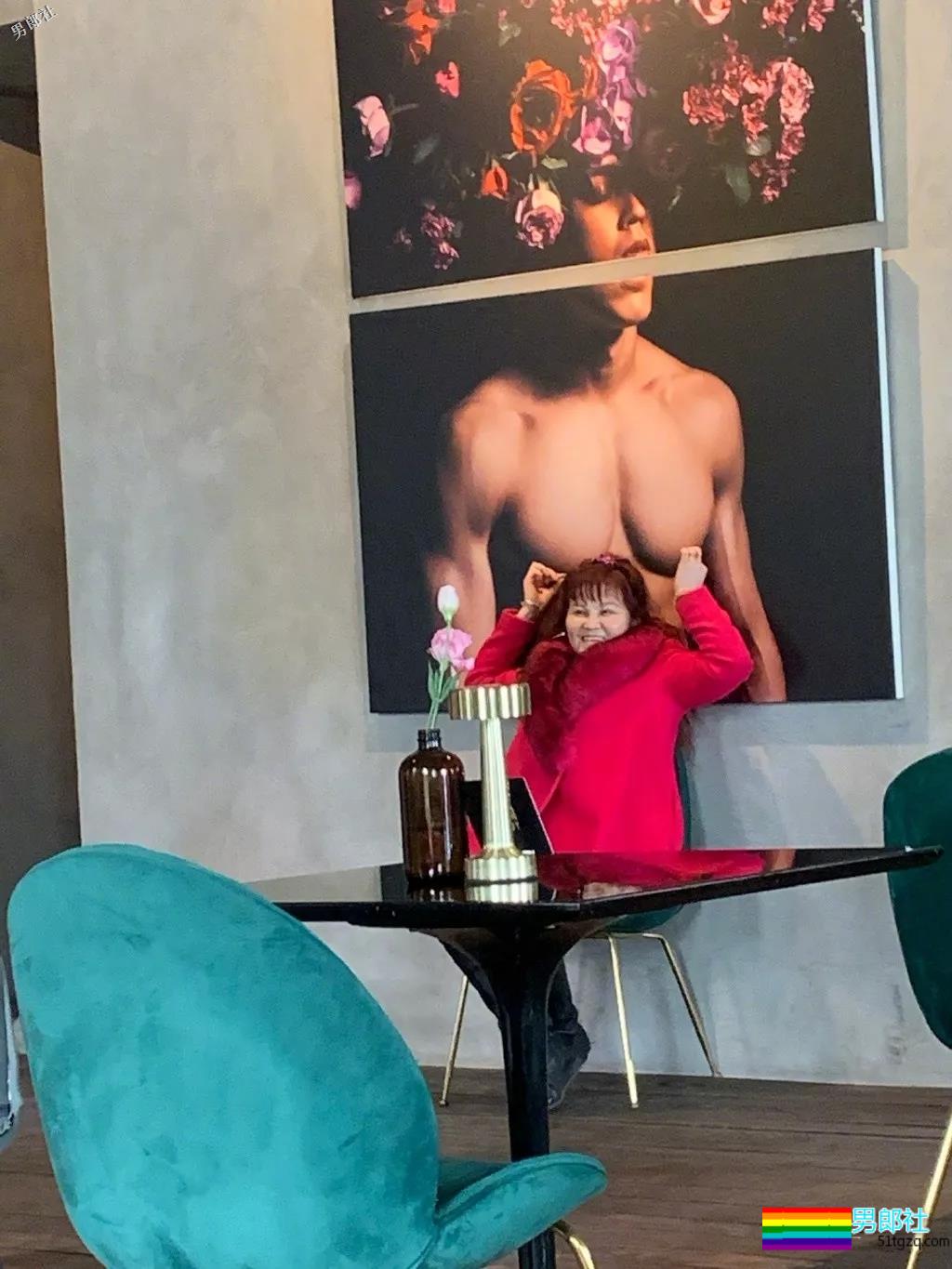 直男肌肉男模被阿姨袭胸！西南大学混血帅哥写真爆火！ - 51虹马