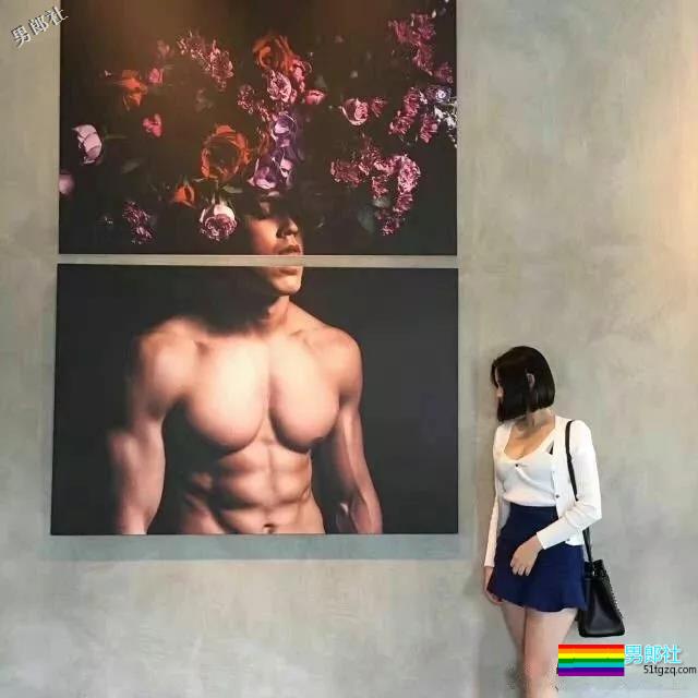 直男肌肉男模被阿姨袭胸！西南大学混血帅哥写真爆火！ - 51虹马