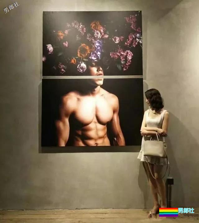 直男肌肉男模被阿姨袭胸！西南大学混血帅哥写真爆火！ - 51虹马