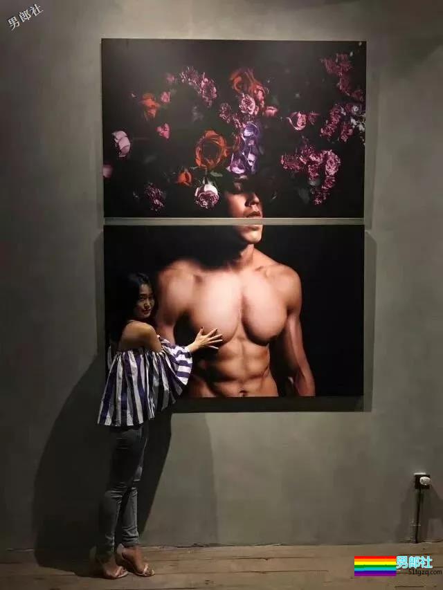 直男肌肉男模被阿姨袭胸！西南大学混血帅哥写真爆火！ - 51虹马