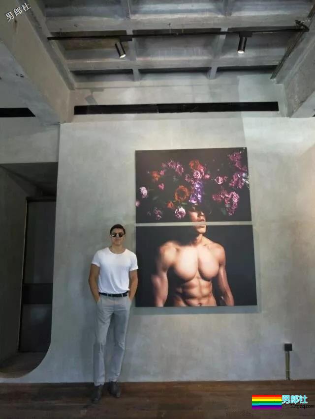 直男肌肉男模被阿姨袭胸！西南大学混血帅哥写真爆火！ - 51虹马