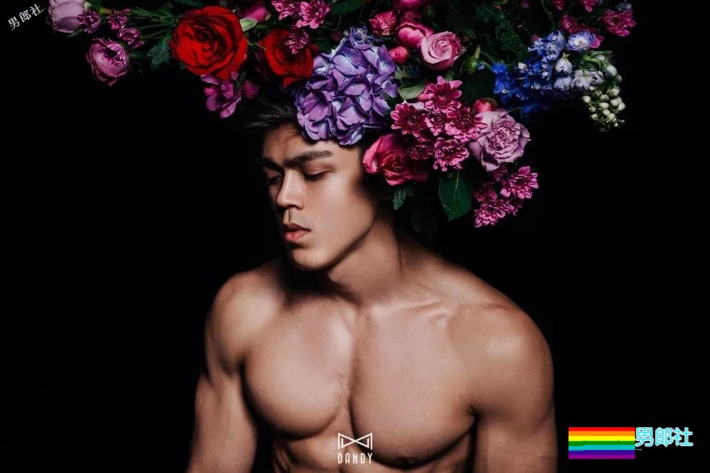 直男肌肉男模被阿姨袭胸！西南大学混血帅哥写真爆火！ - 51虹马