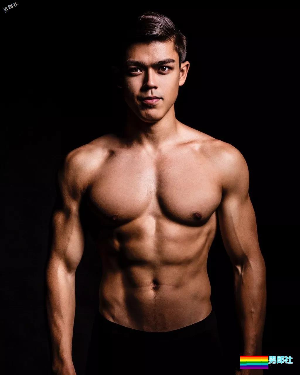 直男肌肉男模被阿姨袭胸！西南大学混血帅哥写真爆火！ - 51虹马