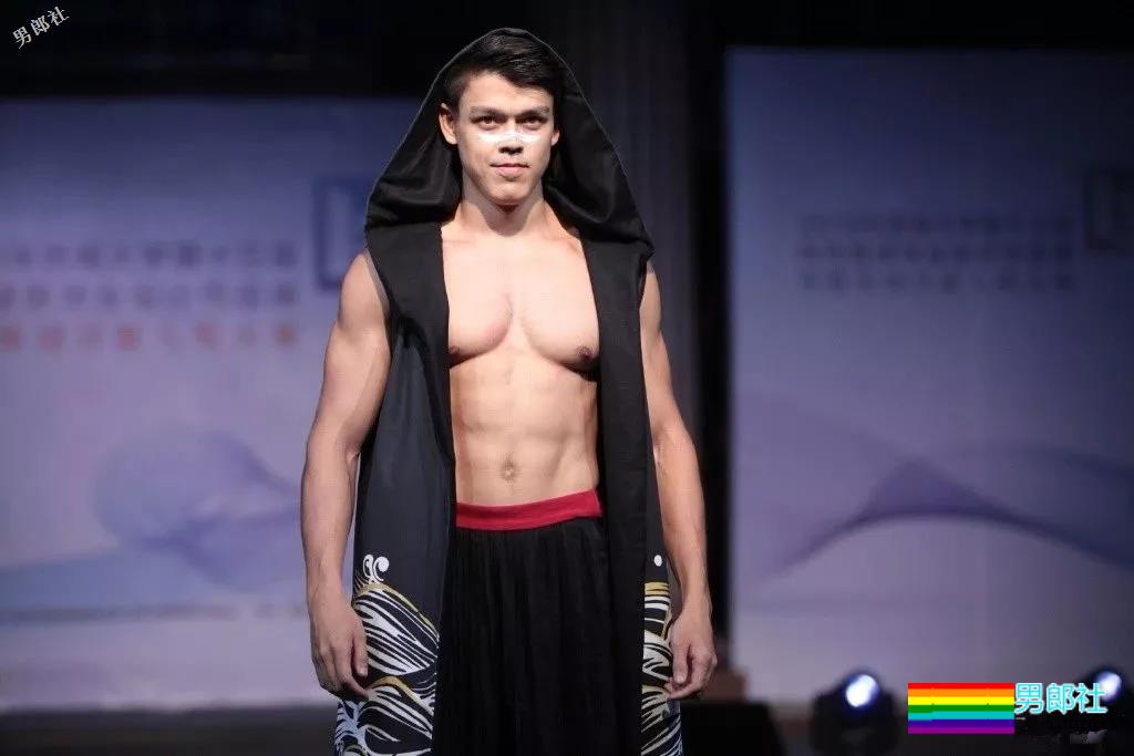 直男肌肉男模被阿姨袭胸！西南大学混血帅哥写真爆火！ - 51虹马