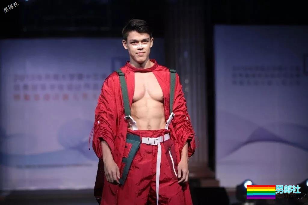 直男肌肉男模被阿姨袭胸！西南大学混血帅哥写真爆火！ - 51虹马