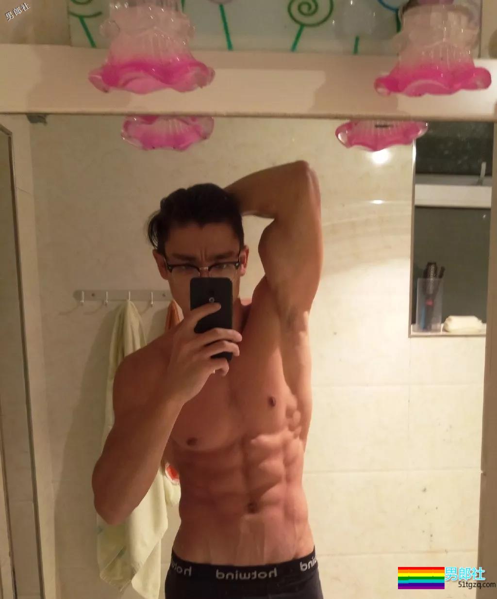 直男肌肉男模被阿姨袭胸！西南大学混血帅哥写真爆火！ - 51虹马