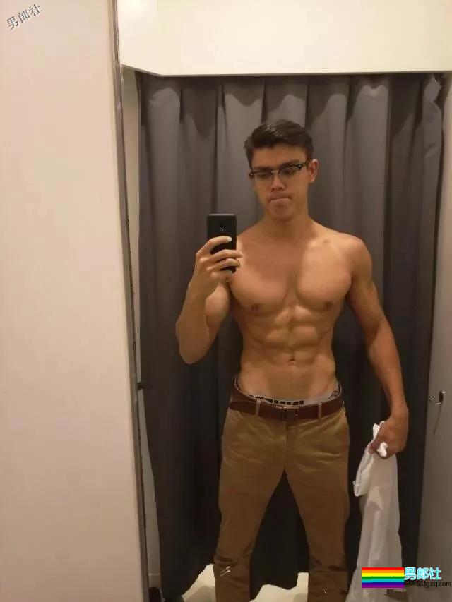 直男肌肉男模被阿姨袭胸！西南大学混血帅哥写真爆火！ - 51虹马