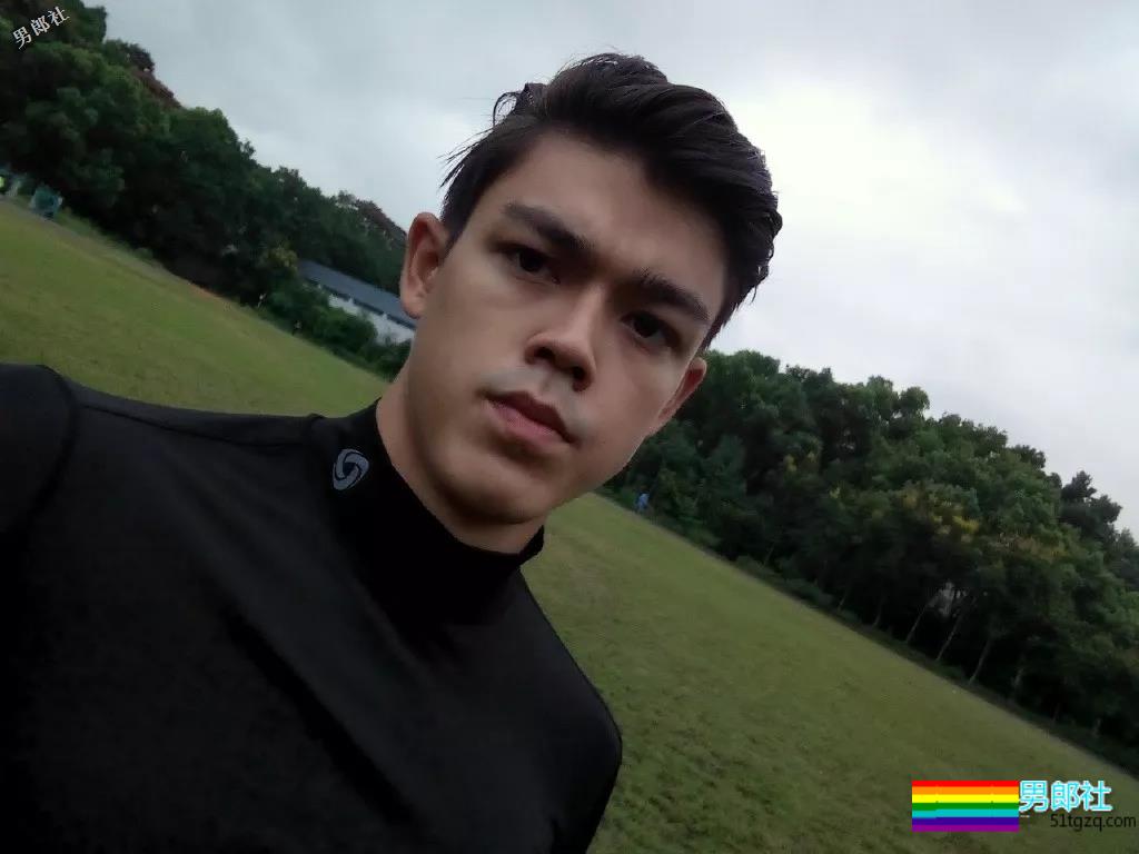 直男肌肉男模被阿姨袭胸！西南大学混血帅哥写真爆火！ - 51虹马