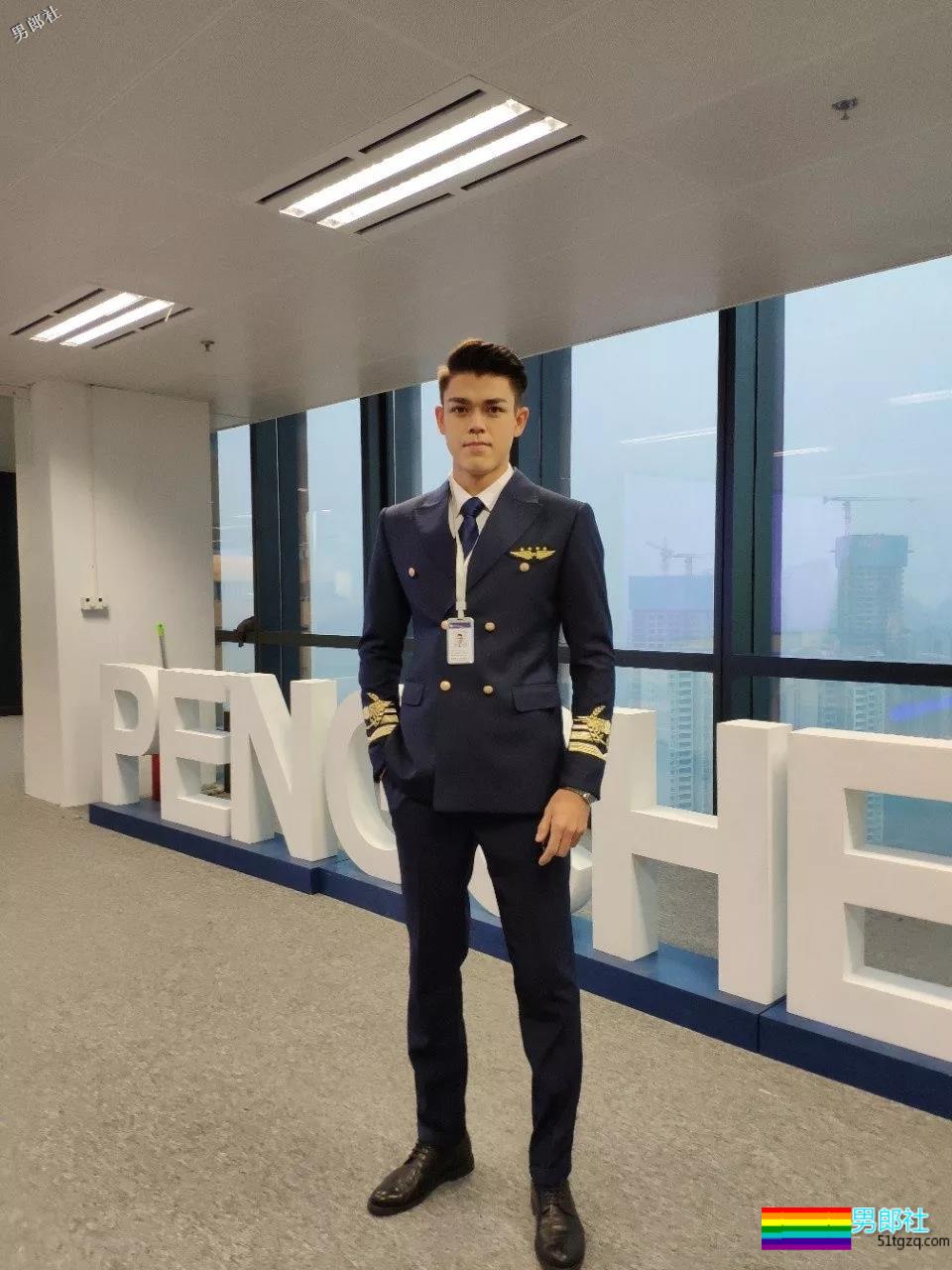 直男肌肉男模被阿姨袭胸！西南大学混血帅哥写真爆火！ - 51虹马