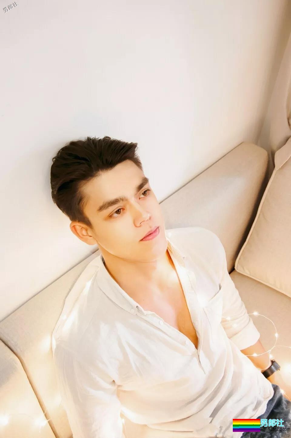 直男肌肉男模被阿姨袭胸！西南大学混血帅哥写真爆火！ - 51虹马