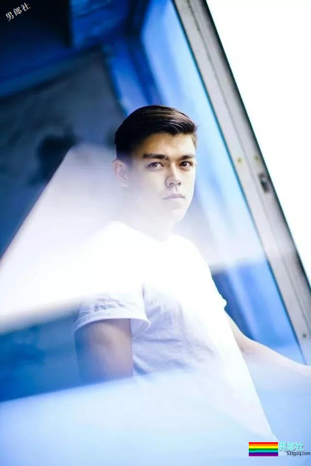 直男肌肉男模被阿姨袭胸！西南大学混血帅哥写真爆火！ - 51虹马