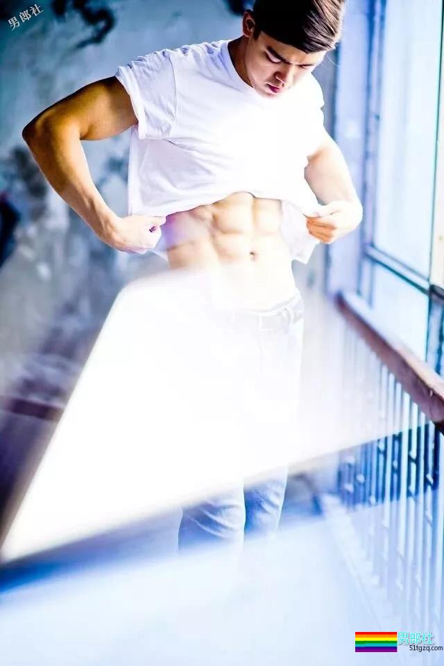 直男肌肉男模被阿姨袭胸！西南大学混血帅哥写真爆火！ - 51虹马