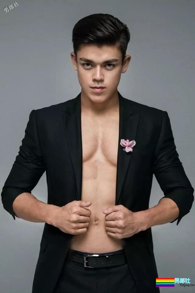 直男肌肉男模被阿姨袭胸！西南大学混血帅哥写真爆火！ - 51虹马