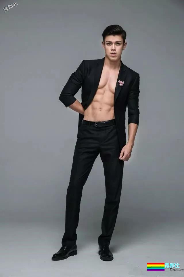 直男肌肉男模被阿姨袭胸！西南大学混血帅哥写真爆火！ - 51虹马