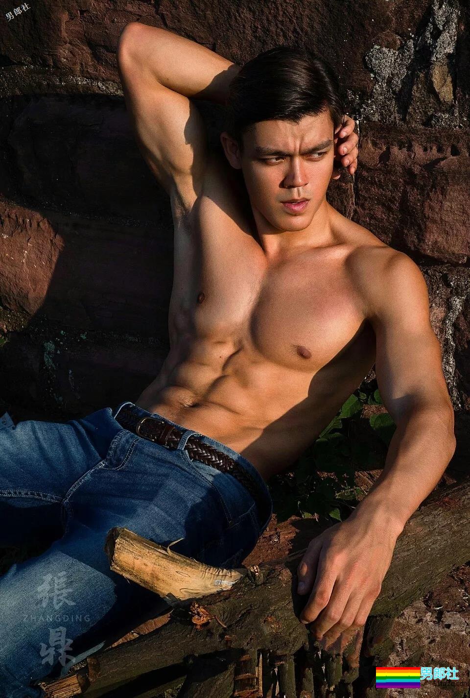 直男肌肉男模被阿姨袭胸！西南大学混血帅哥写真爆火！ - 51虹马