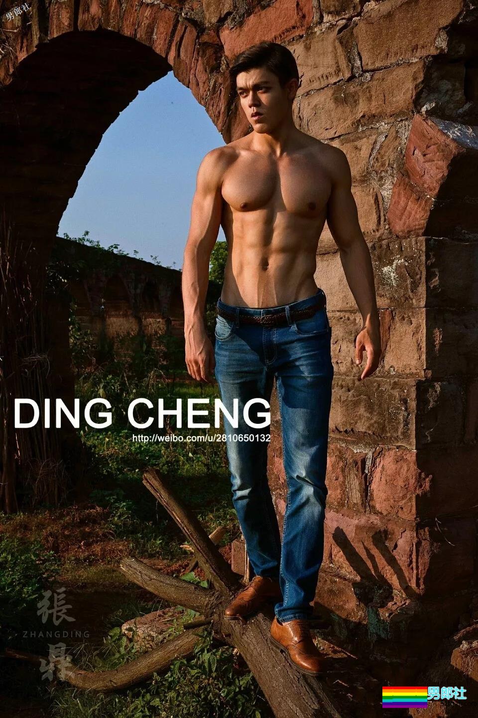 直男肌肉男模被阿姨袭胸！西南大学混血帅哥写真爆火！ - 51虹马