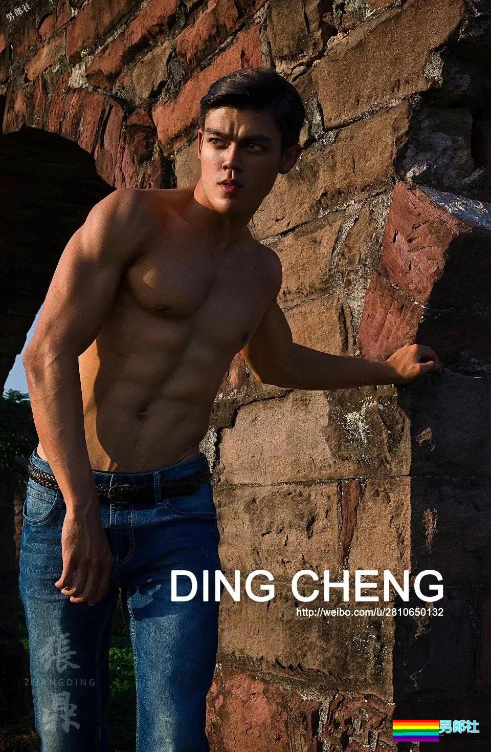 直男肌肉男模被阿姨袭胸！西南大学混血帅哥写真爆火！ - 51虹马