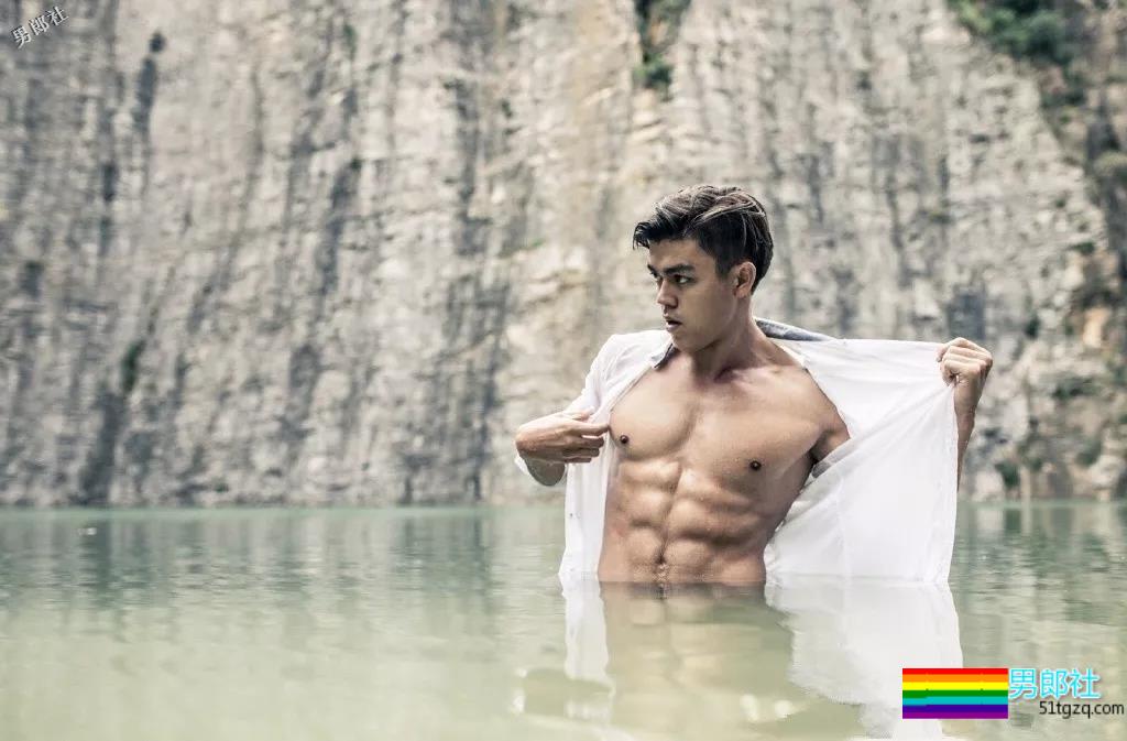 直男肌肉男模被阿姨袭胸！西南大学混血帅哥写真爆火！ - 51虹马