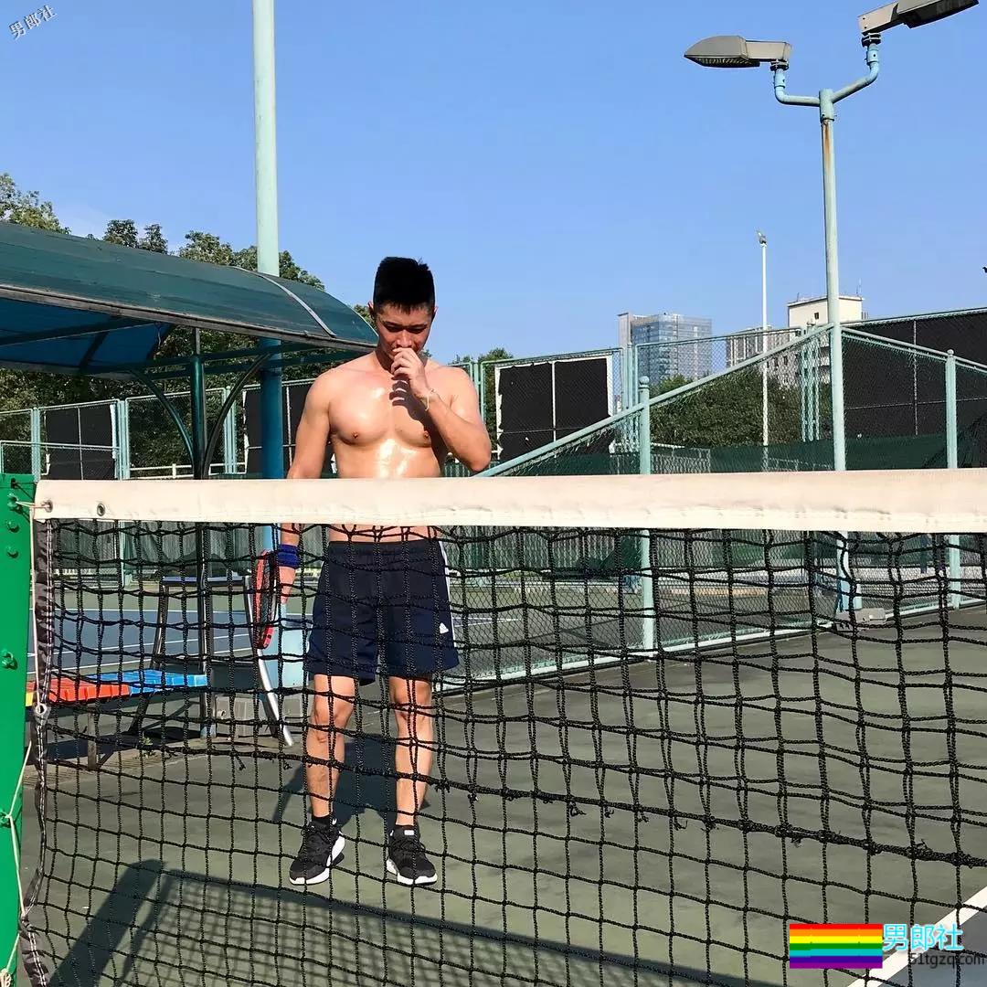 看了他穿泳裤才知道该押大押小！ - 51虹马